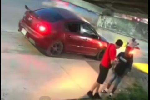 VIDEO: momento en que hombre es atacado a tiros en Izabal