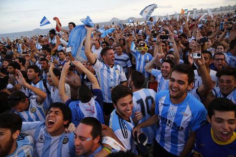 Miles de aficionados argentinos quedar&iacute;an fuera del Mundial por no pagar manutenci&oacute;n 