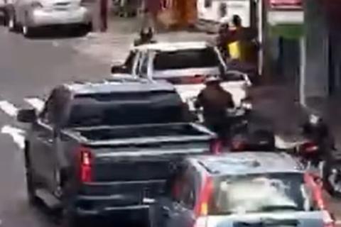Se baj&oacute; a 'comprar chicharrones', obstruy&oacute; el tr&aacute;nsito y termin&oacute; multado (video)
