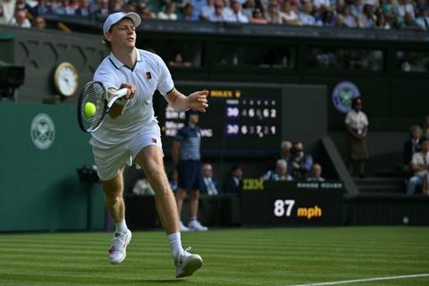 Sinner sufre para superar la primera ronda de Wimbledon