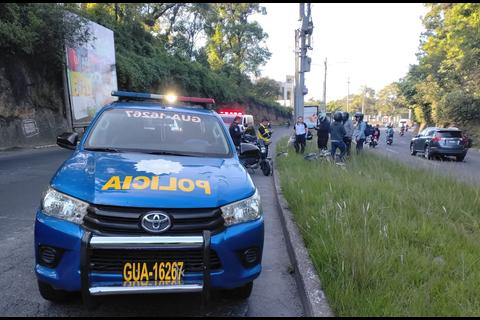 Conductores chocan sobre el bulevar El Naranjo, zona 4 de Mixco