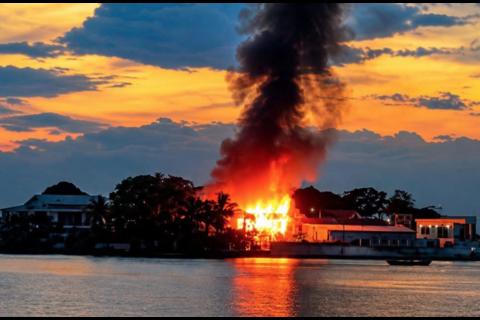 &iexcl;En llamas! Incendio consume restaurante ubicado frente a Lago Pet&eacute;n Itz&aacute; (video)
