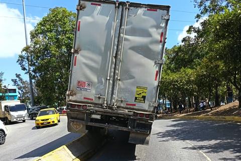 Cami&oacute;n encunetado causa tr&aacute;nsito en el puente El Naranjo hacia el Perif&eacute;rico