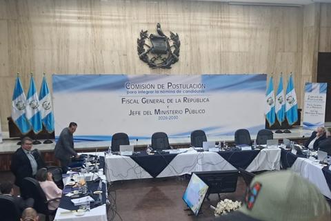 Dos m&aacute;s de los 11 aspirantes excluidos del proceso de Fiscal, presentan su defensa