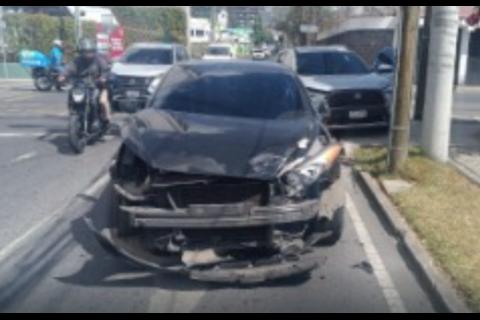 Autos colisionan en zona 10 y afectan el tr&aacute;nsito