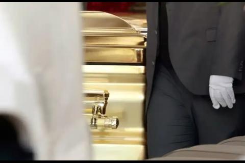 El ata&uacute;d dorado que llevaba los restos de 'El Mencho'