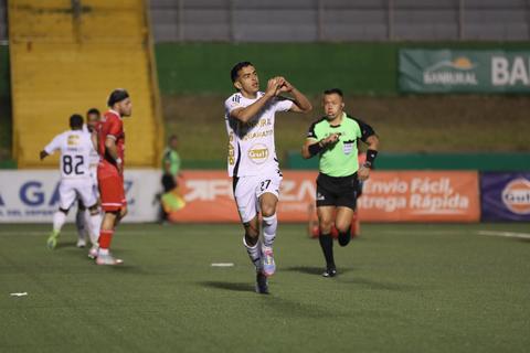 Sufren de m&aacute;s, pero Comunicaciones saca tres puntos en casa ante Malacateco