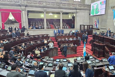 Oficialistas acaparan tiempo en el pleno para evitar elecci&oacute;n de magistrados de la CC