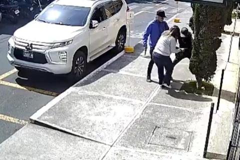 C&aacute;mara de seguridad graba violento asalto en San Crist&oacute;bal (video)
