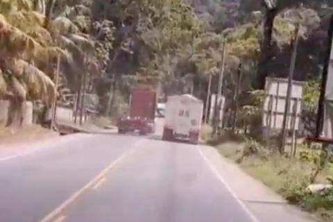 Riesgo en carretera: Captan discusi&oacute;n entre pilotos (video)
