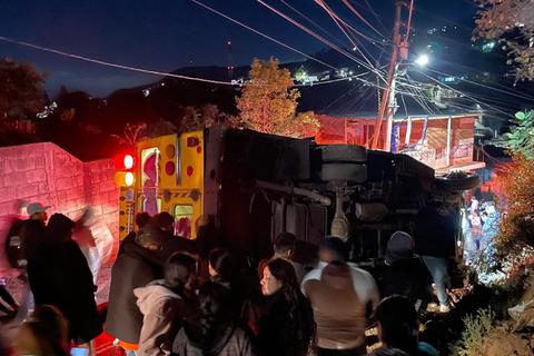Autobus pierde el control y vuelca en San Pedro Sacatep&eacute;quez