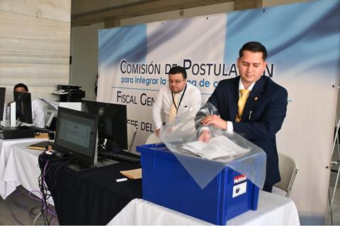 A un d&iacute;a de concluir el plazo, 14 aspirantes a Fiscal General recibieron tachas