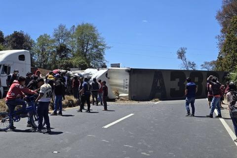 &iexcl;Volcados! Colisi&oacute;n entre picop y tr&aacute;iler deja varios heridos en la Interamericana