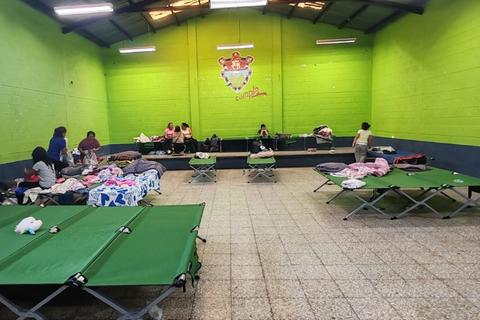 Habilitan albergue para familias afectadas por incendio en zona 7