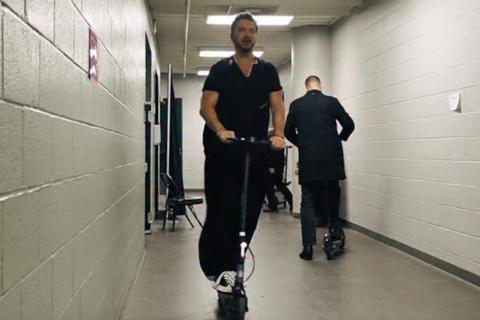 &iexcl;En scooter! El ingreso de Ricardo Arjona a su concierto