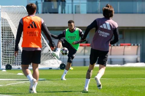 Mbapp&eacute; vuelve a los entrenos y podr&iacute;a viajar a M&aacute;nchester