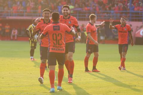 Un Mena goleador impulsa a los rojos a la tercera posici&oacute;n, a costa de Aurora