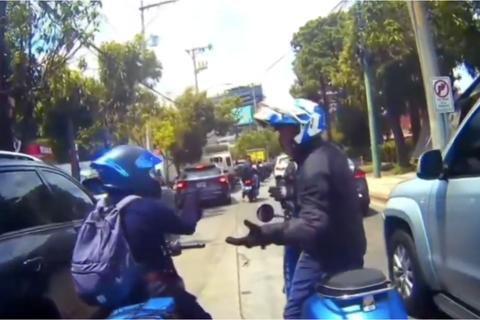 &iexcl;A golpes! Motoristas protagonizan pelea en medio de carriles 
