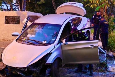Conductor impacta contra monumento de Miguel &Aacute;ngel Asturias en zona 10