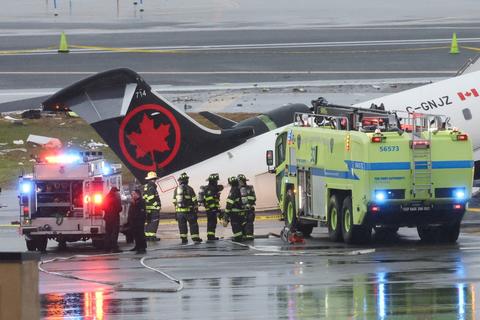 Tr&aacute;gico accidente: avi&oacute;n choca con cami&oacute;n de bomberos en Nueva York (video)