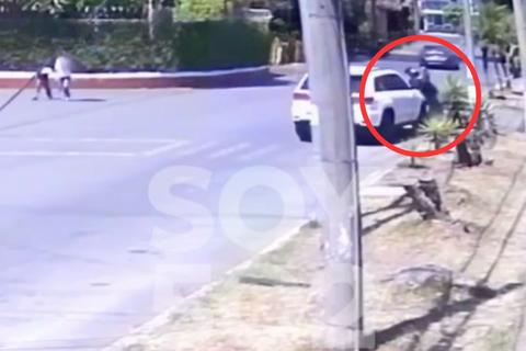 &iexcl;Por discusi&oacute;n! Captan momento en que veh&iacute;culo arrolla a conductor en zona 11 (video)