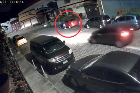 Video: c&aacute;maras captan el momento en que roban un veh&iacute;culo en Mixco
