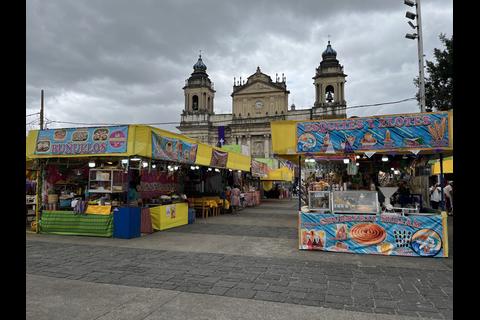 La Plaza de la Constituci&oacute;n se viste de gala con la Expo Semana Mayor 2026