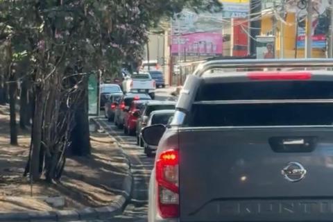 Reportan tr&aacute;nsito lento hacia occidente desde Mixco este Domingo de Ramos (video)