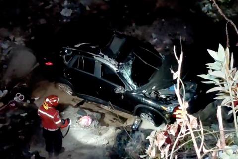 Sobrevive: veh&iacute;culo cae a barranco y deja a una mujer herida en ruta al Pac&iacute;fico