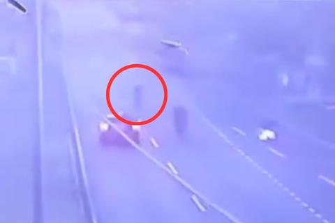 Video: mujer es atropellada a metros de una pasarela en ruta al Pac&iacute;fico