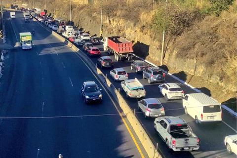 Alta carga vehicular por viajeros que se dirigen al sur este Lunes Santo