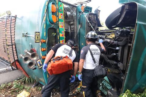 Im&aacute;genes posteriores al vuelco de bus en carretera a El Salvador