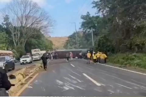 &iexcl;Bus volcado! Accidente deja a varias personas heridas en carretera a El Salvador