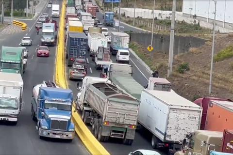 Tr&aacute;nsito hacia el sur: Alta carga vehicular por viajeros este Martes Santo