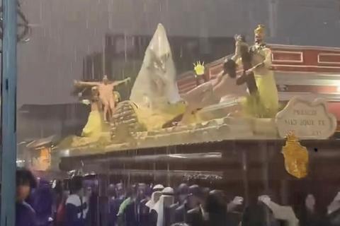 Lluvias en plenas procesiones este Martes Santo (video)