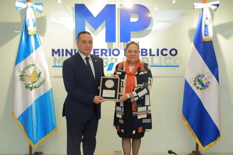 Consuelo Porras informa que recibi&oacute; un reconocimiento a pocos d&iacute;as de dejar el cargo