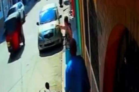 &iexcl;La deja caer! Hombre empuja a mujer sobre la v&iacute;a p&uacute;blica (video)