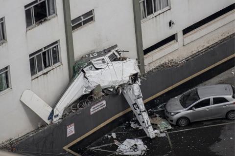 Brasil: Dos personas fallecen luego que avioneta se estrellara contra un edificio 