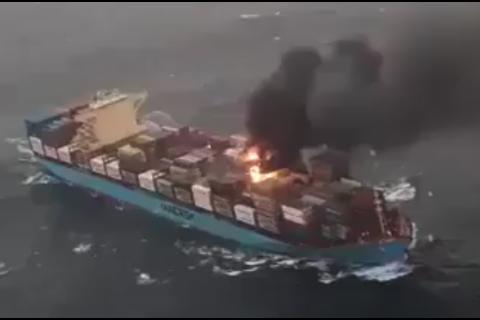 Barco explota y se incendia en el estrecho de Ormuz (video)