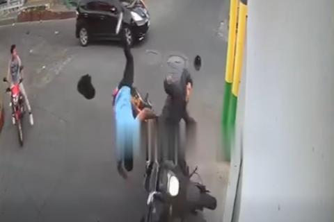 Por excesiva velocidad: c&aacute;maras captan fuerte colisi&oacute;n (video)
