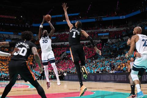 Wembanyama hace historia con 12 tapones, pero Spurs pierden ante Timberwolves