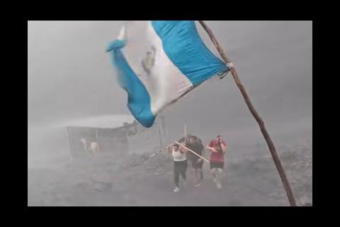 &iexcl;Cay&oacute; hasta granizo! Fuerte tormenta sorprende a turistas en volc&aacute;n Pacaya (video)