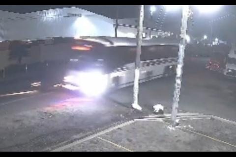 &iexcl;Fatal accidente! Momento en que conductor choca contra un bus (video)