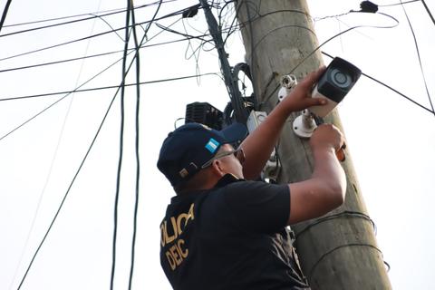&iexcl;Segu&iacute;an vigilando! PNC retira c&aacute;maras de videovigilancia del Barrio 18