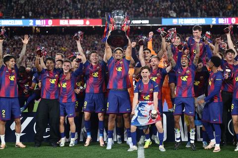 El Barcelona levanta la copa de campe&oacute;n ante sus aficionados