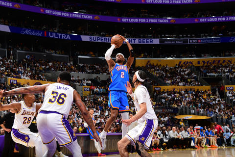 Lakers sufren dura derrota ante Thunder y est&aacute;n a un juego de la eliminaci&oacute;n