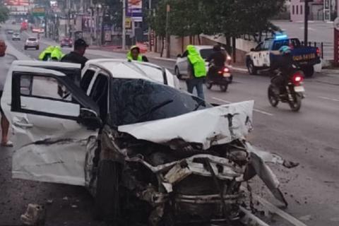 Conductor pierde el control y se accidenta en la Calzada Roosevelt