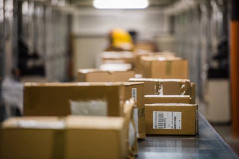 Localizan arsenal escondido en caja de encomienda enviada desde EE.UU. 