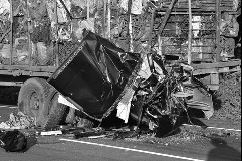 Mortal accidente: auto impacta contra un tr&aacute;iler varado sobre la carretera