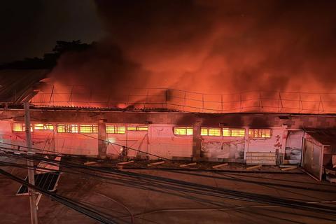 Bomberos trabajan por horas para sofocar incendio en Santa Catarina Pinula (Video)